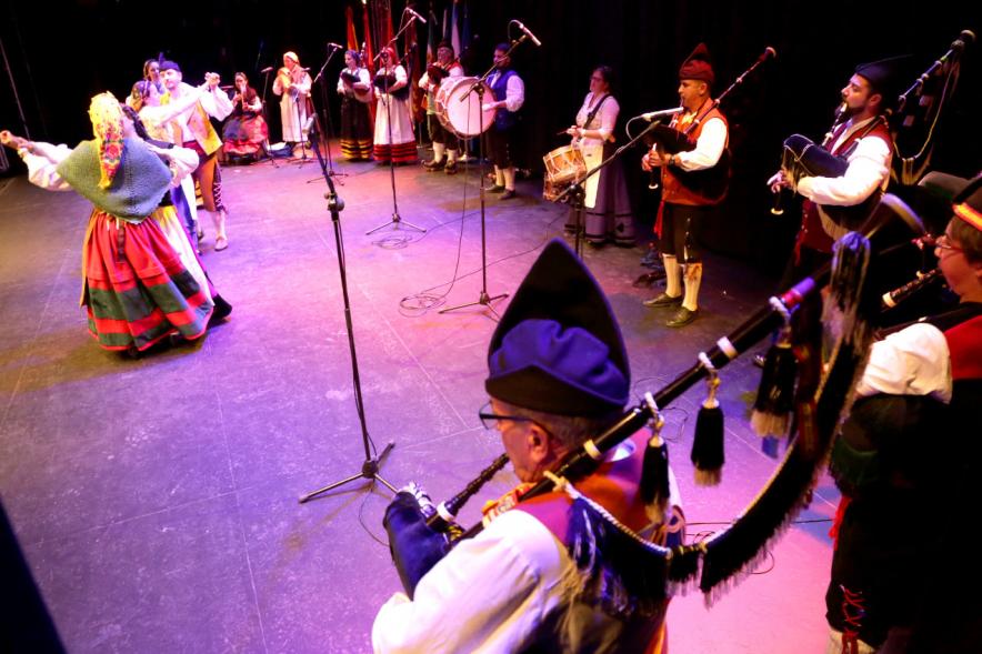 Entrecasas 2017 - Imagen de grupo gallego tocando la gaita y bailando.