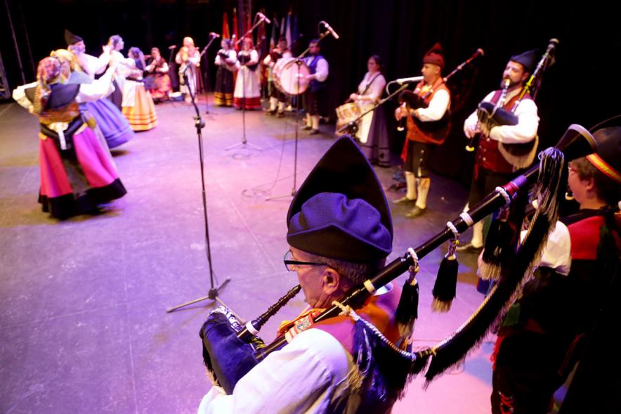Entrecasas 2017 - Imagen de grupo gallego tocando la gaita y bailando.