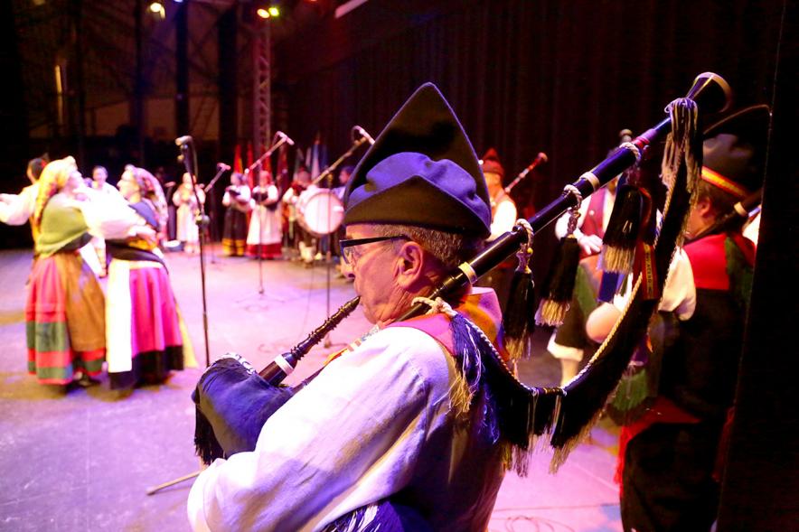 Entrecasas 2017 - Imagen de grupo gallego tocando la gaita y bailando.