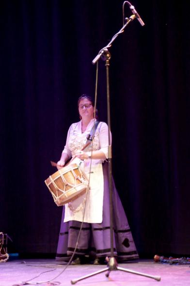 Entrecasas 2017 - Imagen de una mujer vestida con traje regional y tocando el tambor.