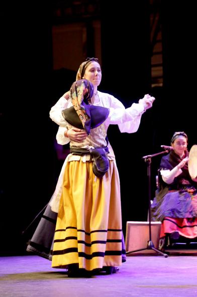 Entrecasas 2017 - Imagen de dos mujeres con traje regional gallego bailando en el escenario.