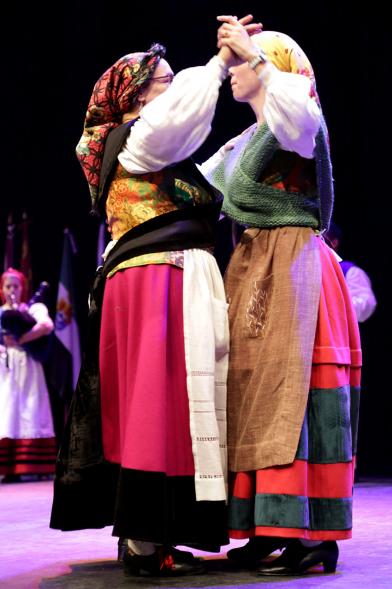 Entrecasas 2017 - Imagen de dos mujeres con traje regional gallego bailando en el escenario.