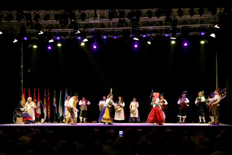 Entrecasas 2017 - Imagen lejana de la agrupación musical gallega en el escenario.