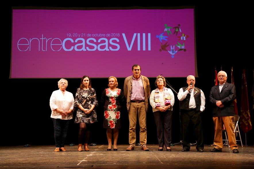 VIIIº Entrecasas - Festival de las Casas Regionales - Imagen del escenario con el cartel de la  presentación  con el concejal Fernando Martinez y los organizadores .