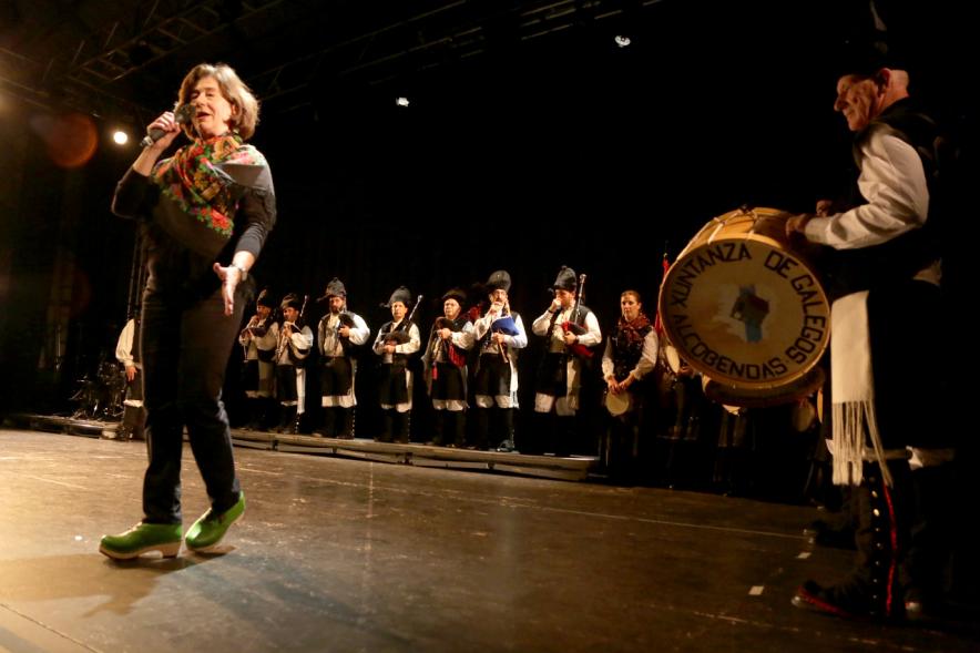 VIIIº Entrecasas - Festival de las Casas Regionales - Imagen del grupo Xuntanza de Gallegos de Alcobendas, con la presentadora.