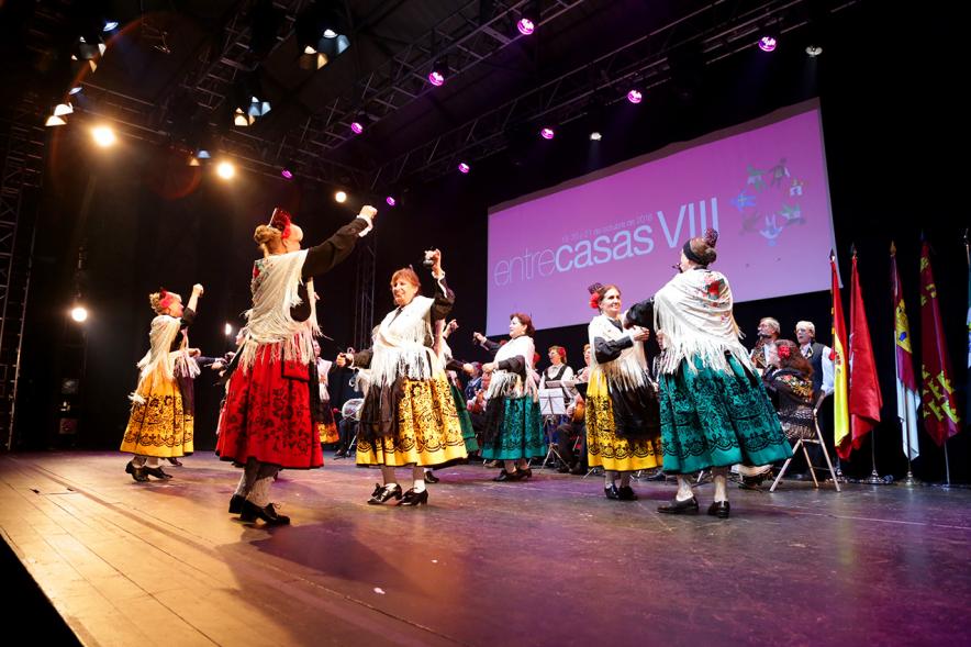 VIIIº Entrecasas - Festival de las Casas Regionales - Primer plano del grupo gallego bailando una jota.