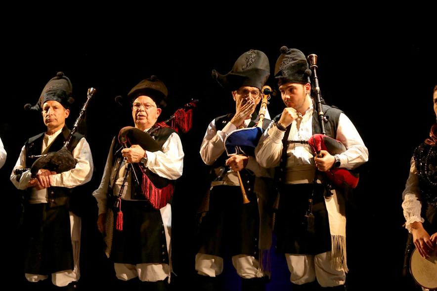 VIIIº Entrecasas - Festival de las Casas Regionales - Primer plano de los gaiteros.