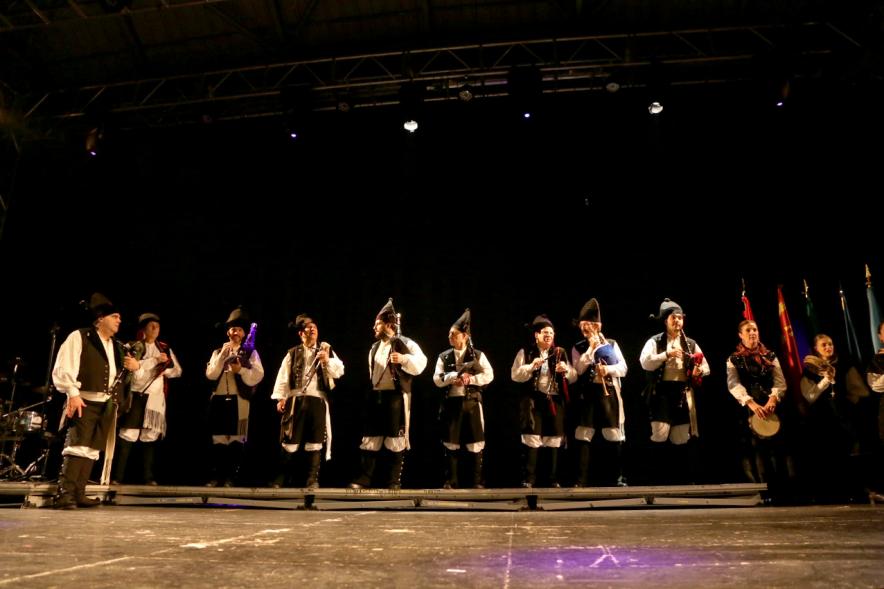 VIIIº Entrecasas - Festival de las Casas Regionales -  Panorámica del escenario iluminado con el grupo folclórico gallego.  