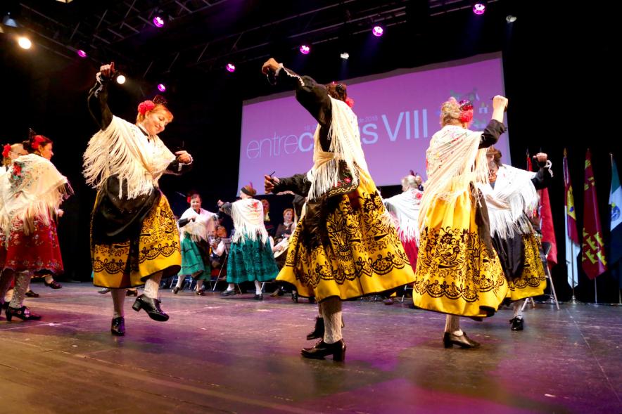 VIIIº Entrecasas - Festival de las Casas Regionales - Imagen en movimiento de las  danzantes de la muñeira.