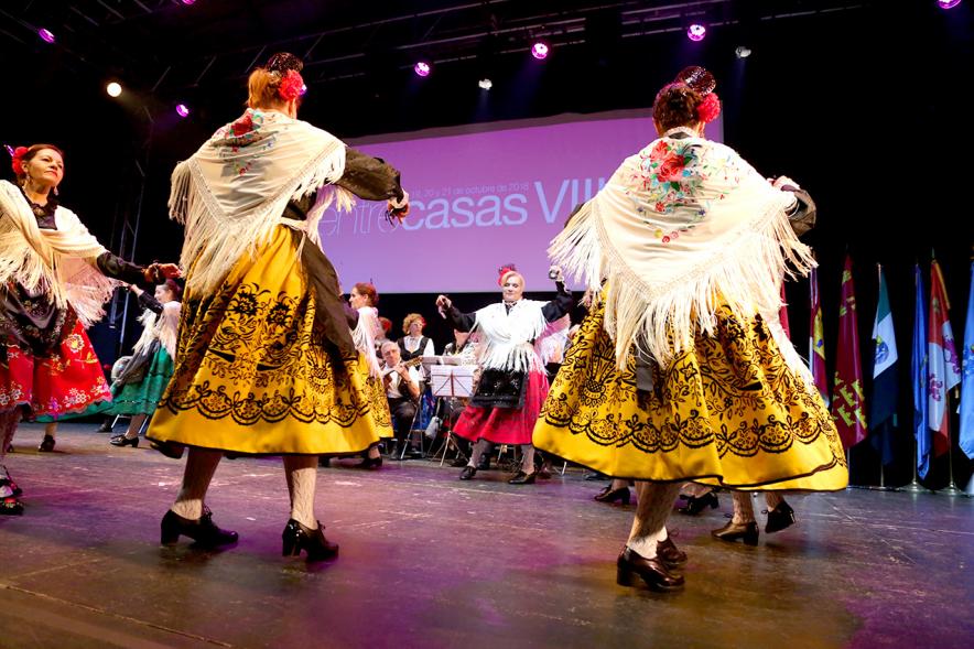 VIIIº Entrecasas - Festival de las Casas Regionales - Imagen en movimiento de las  danzantes de la muñeira.