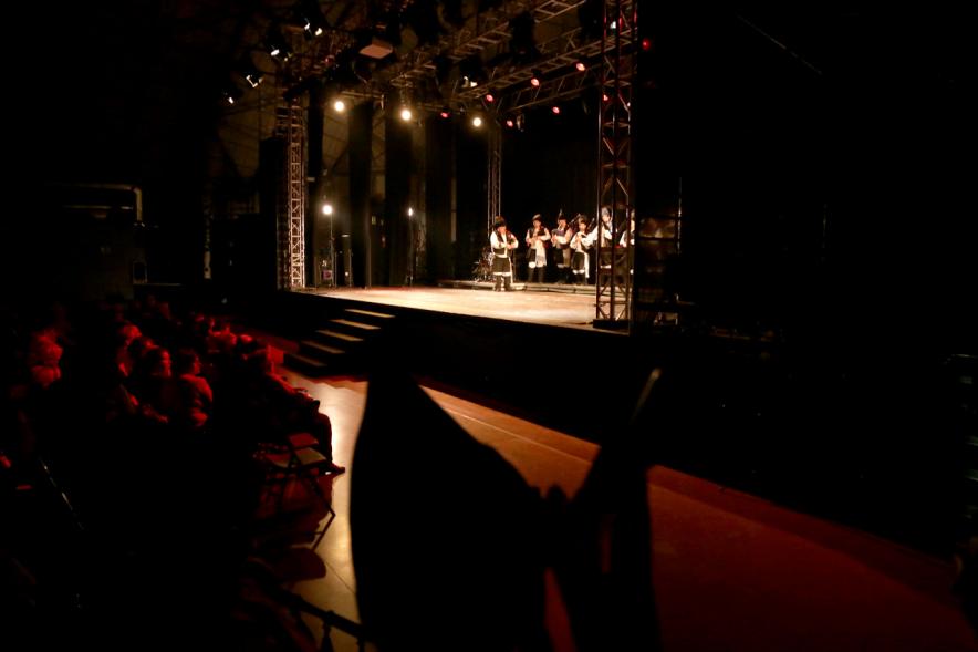VIIIº Entrecasas - Festival de las Casas Regionales - Imagen del teatro en penumbra y parte del  escenario iluminado.