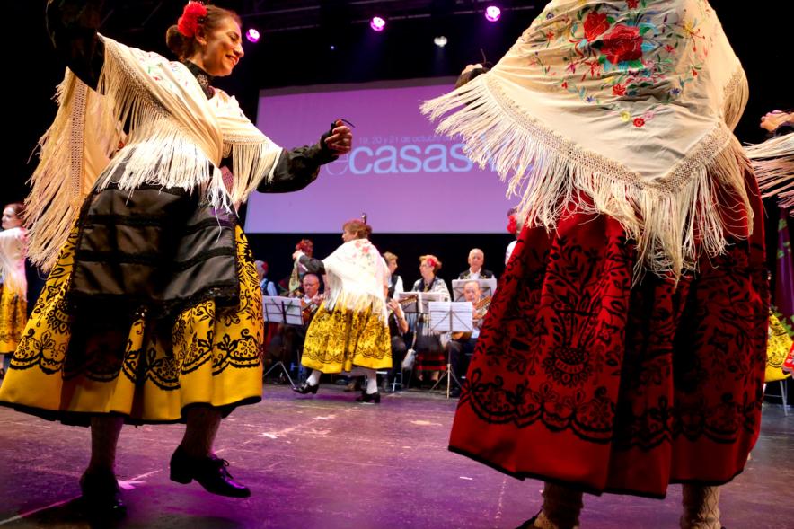VIIIº Entrecasas - Festival de las Casas Regionales - Imagen en movimiento de las  danzantes de la muñeira.