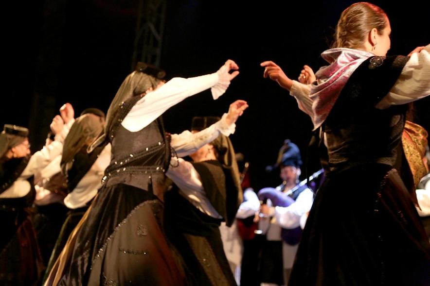 VIIIº Entrecasas - Festival de las Casas Regionales - Primer plano de las  componentes del grupo folclórico bailando.   