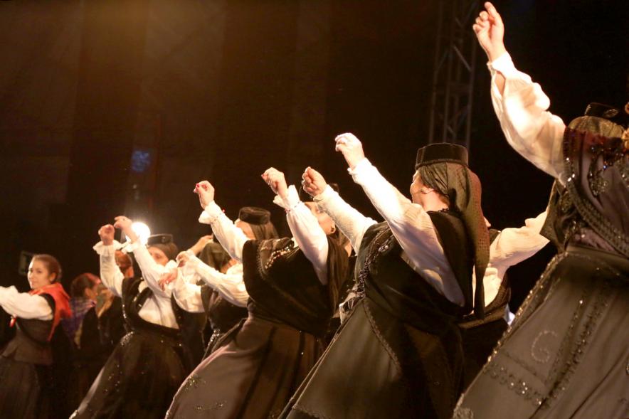 VIIIº Entrecasas - Festival de las Casas Regionales - Primer plano del baile de una muñeira.