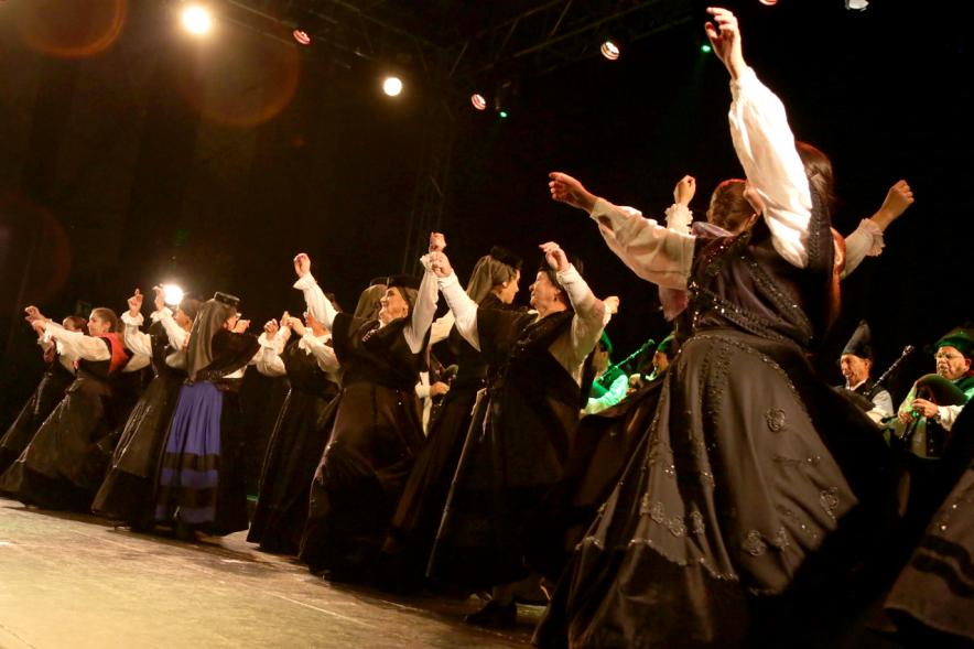 VIIIº Entrecasas - Festival de las Casas Regionales -  Primer plano del grupo regional bailando.