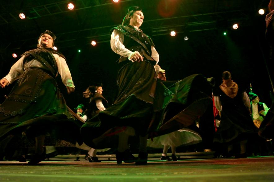 VIIIº Entrecasas - Festival de las Casas Regionales - Primer plano de las  componentes del grupo folclórico bailando.   