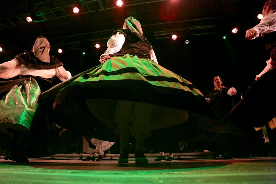 VIIIº Entrecasas - Festival de las Casas Regionales - Plano en movimiento de  las danzantes de muñeiras.