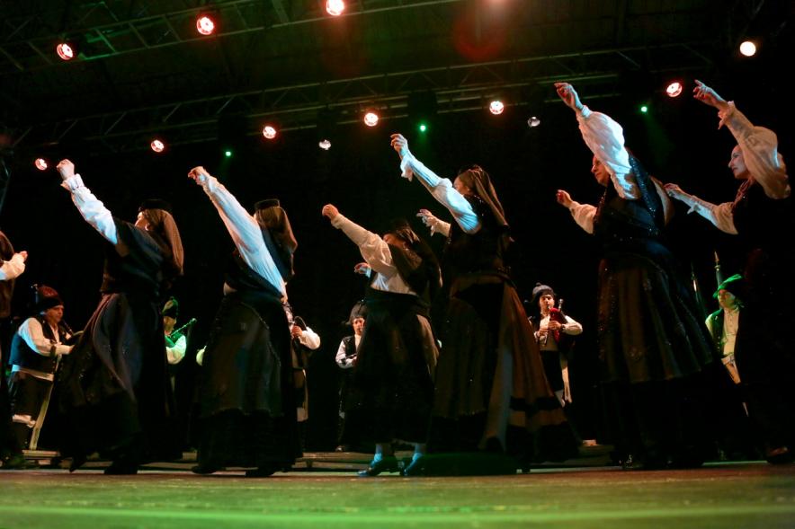 VIIIº Entrecasas - Festival de las Casas Regionales - Primer plano de las  componentes del grupo folclórico bailando.   