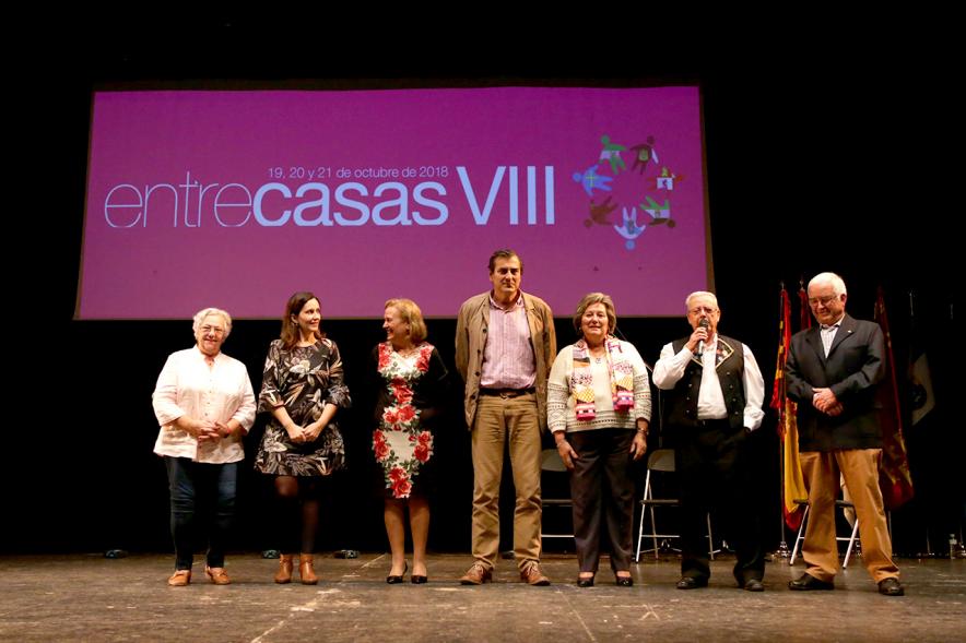 VIIIº Entrecasas - Festival de las Casas Regionales - Imagen del escenario con el concejal Fernando Martínez y los organizadores.