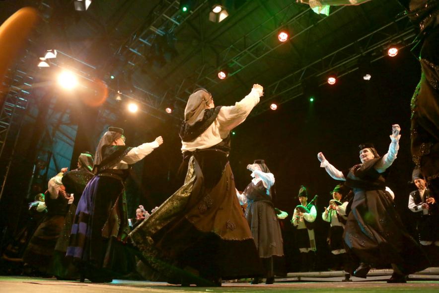 VIIIº Entrecasas - Festival de las Casas Regionales -Primer plano de las  componentes del grupo folclórico bailando.   