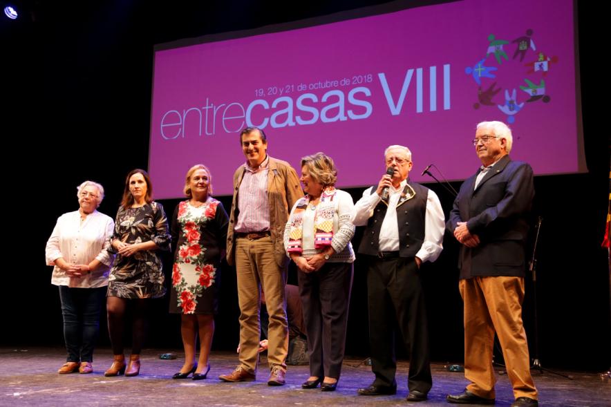 VIIIº Entrecasas - Festival de las Casas Regionales -  Imagen del escenario con el concejal Fernando Martínez y los organizadores.