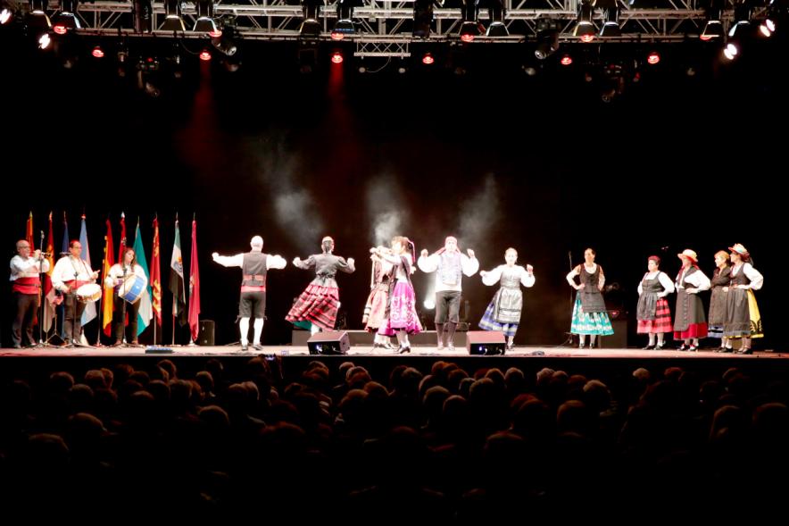 Baile regional con vestimenta típica. Festival Entrecasas 2019