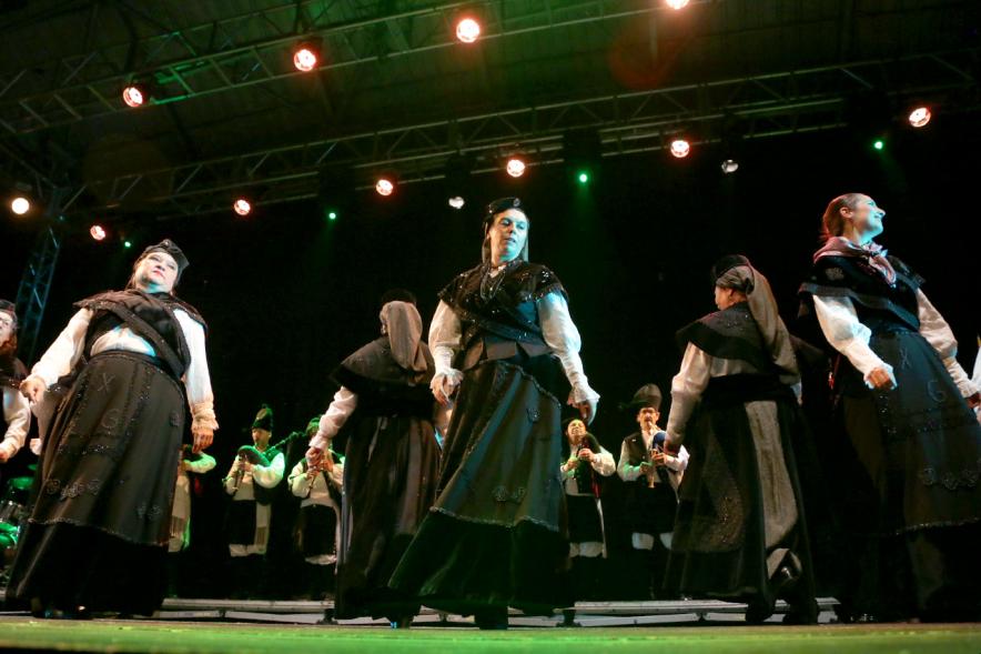 VIIIº Entrecasas - Festival de las Casas Regionales - Primer plano  de las danzantes  del grupo folclórico  gallego. 