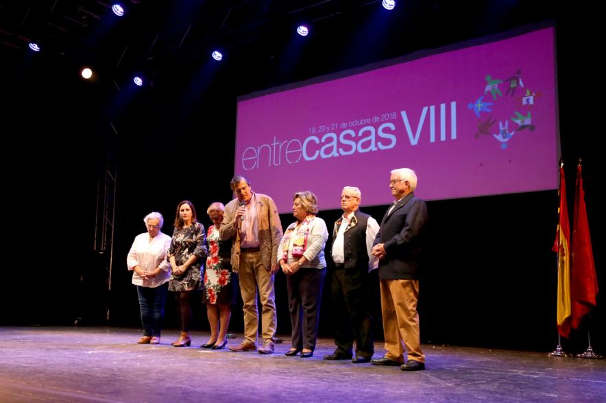 VIIIº Entrecasas - Festival de las Casas Regionales - Panorámica del escenario con el concejal Fernando Martínez y los organizadores. 