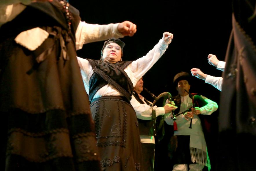VIIIº Entrecasas - Festival de las Casas Regionales -  Primer plano  de las danzantes  del grupo folclórico  gallego. 