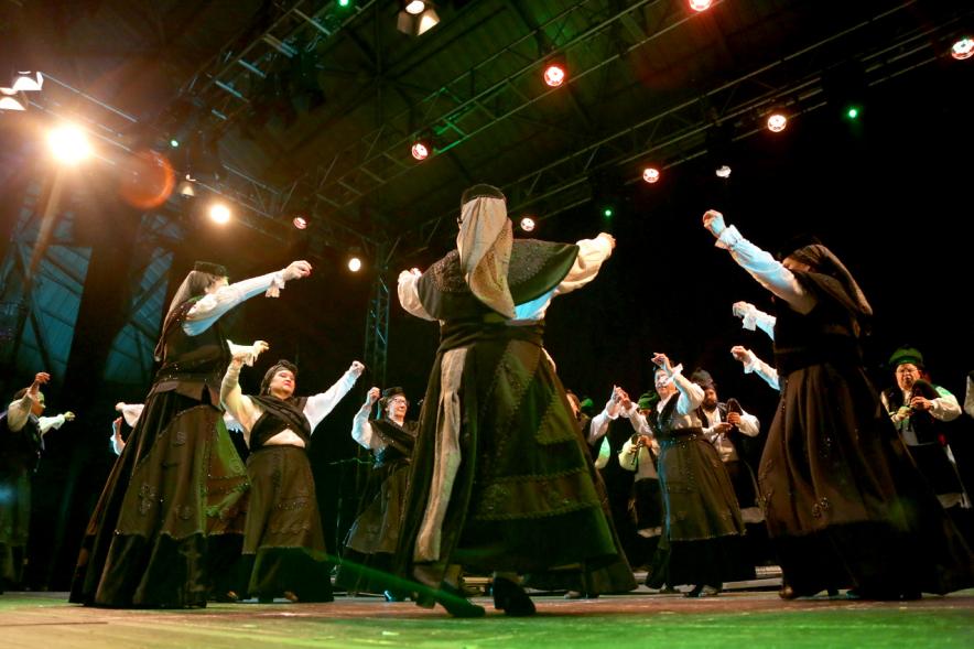 VIIIº Entrecasas - Festival de las Casas Regionales - Primer plano de las  componentes del grupo folclórico bailando.   