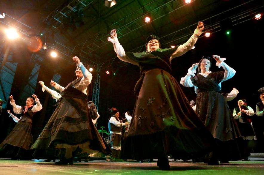 VIIIº Entrecasas - Festival de las Casas Regionales - Primer plano de las  componentes del grupo folclórico bailando.   