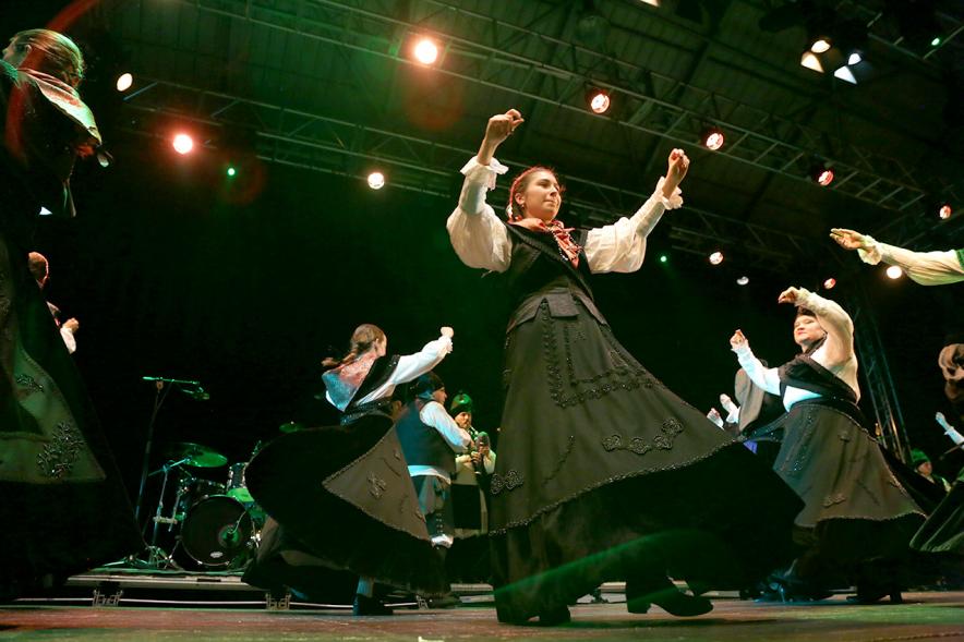 VIIIº Entrecasas - Festival de las Casas Regionales - Primer plano del grupo regional bailando.