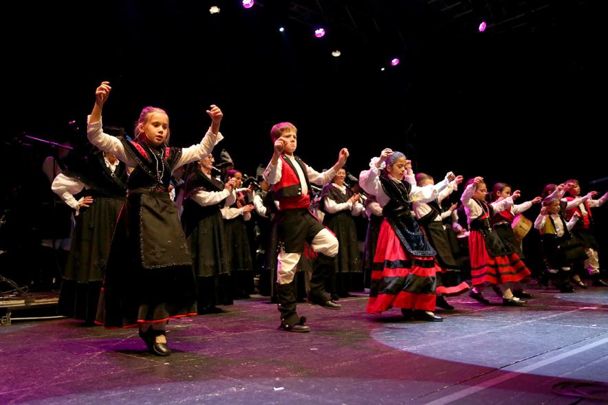 VIIIº Entrecasas - Festival de las Casas Regionales - Primer plano del grupo  folclórico infantil y adulto gallego bailando.