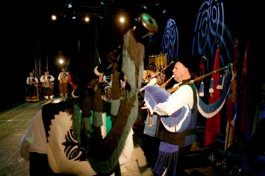 VIIIº Entrecasas - Festival de las Casas Regionales - Primer plano  de los gaiteros sobre el escenario.