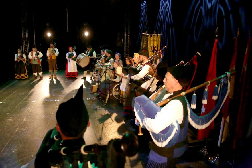 VIIIº Entrecasas - Festival de las Casas Regionales - Actuación musical del grupo folclórico gallego.