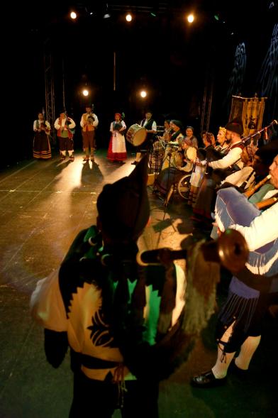 VIIIº Entrecasas - Festival de las Casas Regionales -  Actuación musical del grupo folclórico gallego.