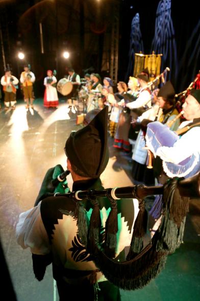 VIIIº Entrecasas - Festival de las Casas Regionales - Actuación musical del grupo folclórico  gallego.