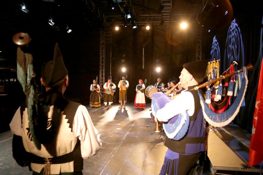 VIIIº Entrecasas - Festival de las Casas Regionales - Imagen del escenario con la actuación de los gaiteros.