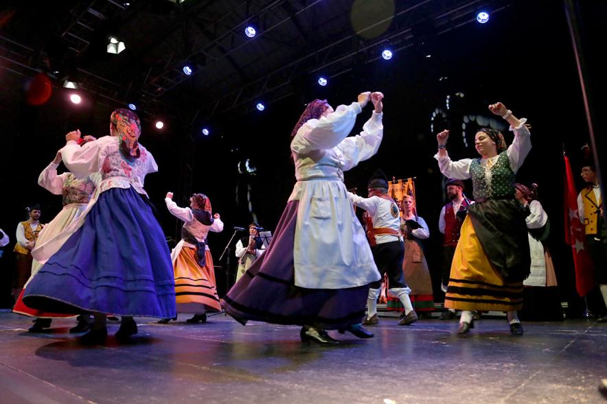 VIIIº Entrecasas - Festival de las Casas Regionales - Primer plano del grupo  folclórico gallego bailando.
