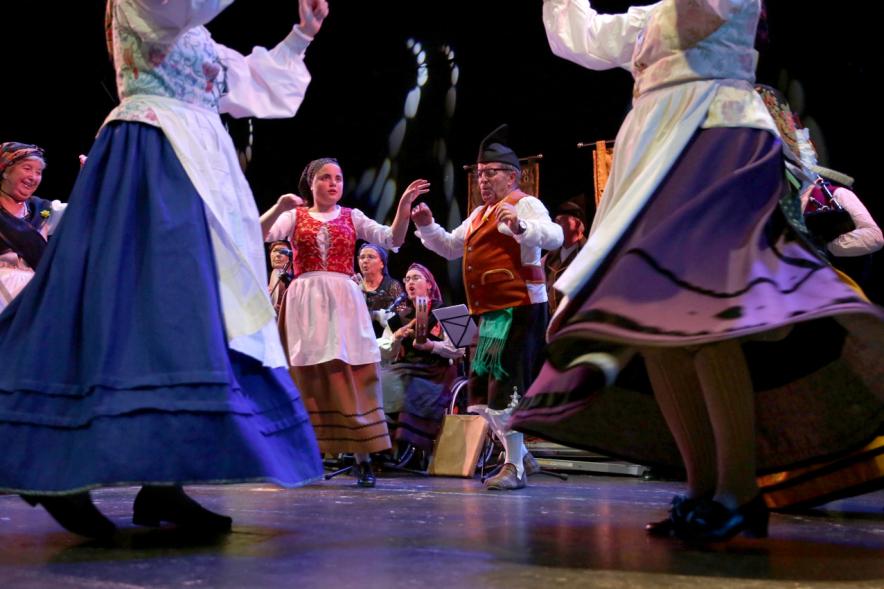 VIIIº Entrecasas - Festival de las Casas Regionales - Primer plano de las  componentes del grupo folclórico bailando.   