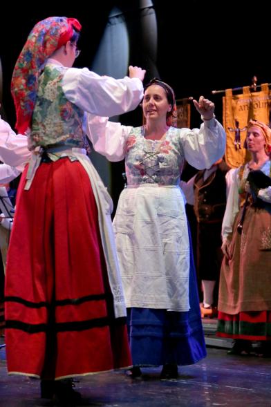 VIIIº Entrecasas - Festival de las Casas Regionales -  Primer plano  de las danzantes  del grupo folclórico  gallego. 