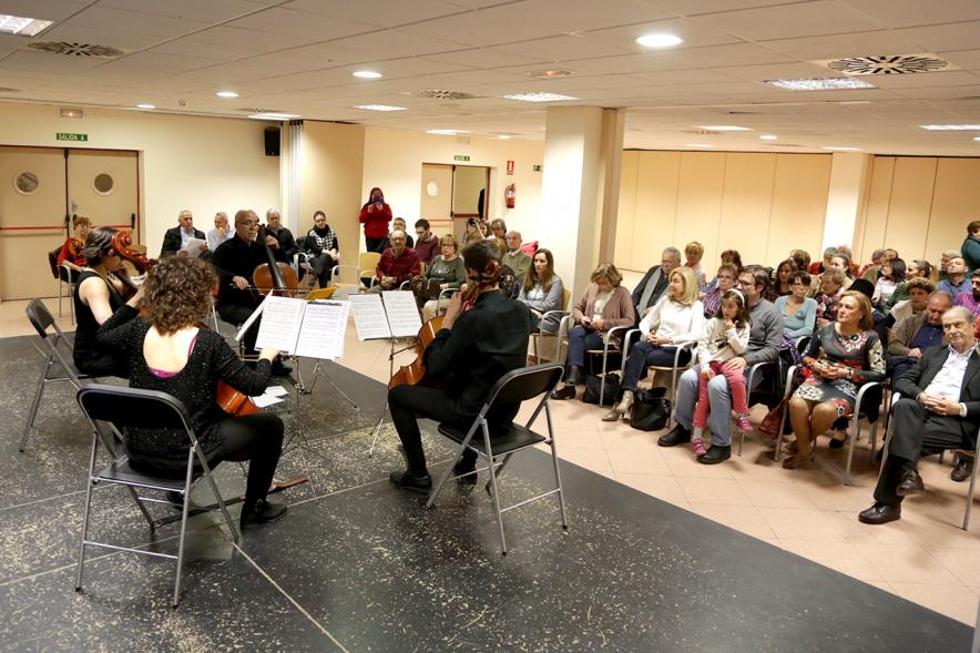 Entrega de Premios XVI Certamen de Poesía de las Casas Regionales - La orquesta y  el público.