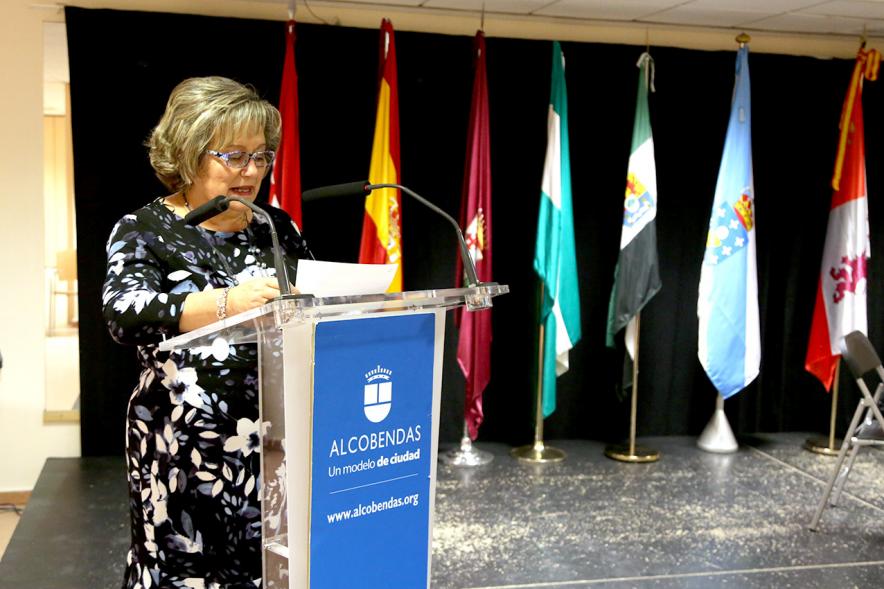 Entrega de Premios XVI Certamen de Poesía de las Casas Regionales - La presidenta hablando.