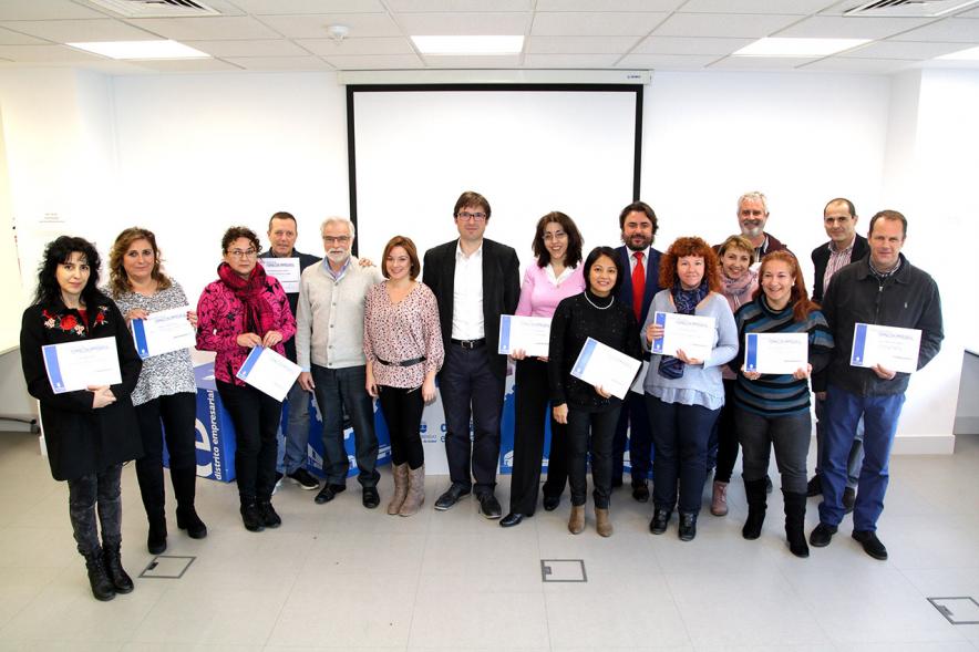 Entrega de Diplomas de Formación Empresarial y Comercial - Posado grupal de diplomados y el concejal.