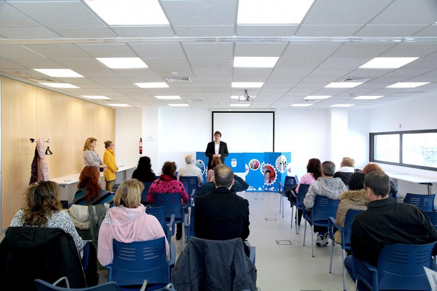Entrega de Diplomas de Formación Empresarial y Comercial - El concejal  hablando.