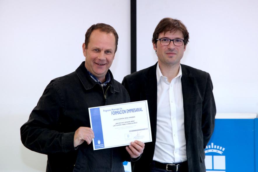Entrega de Diplomas de Formación Empresarial y Comercial - El concejal con un premiado.