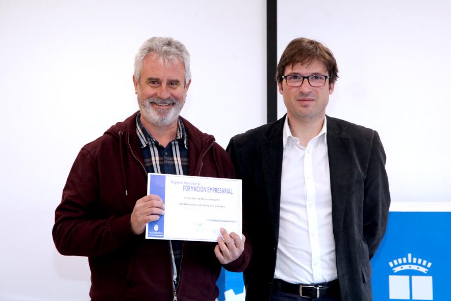 Entrega de Diplomas de Formación Empresarial y Comercial -  El concejal con un diplomado.