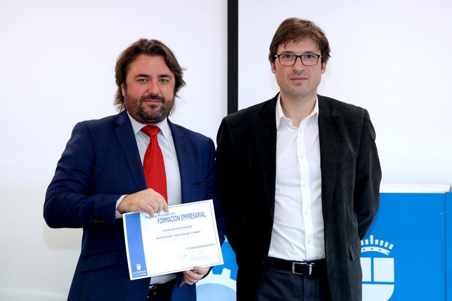 Entrega de Diplomas de Formación Empresarial y Comercial -  El concejal con un diplomado.