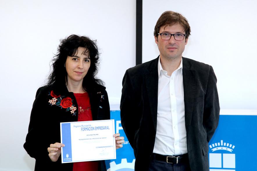 Entrega de Diplomas de Formación Empresarial y Comercial -  El concejal con un diplomado.