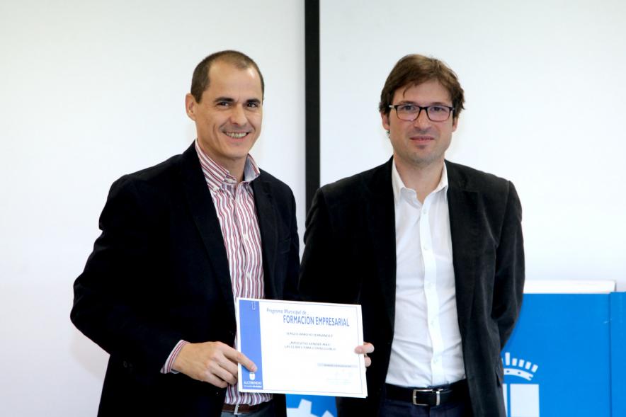 Entrega de Diplomas de Formación Empresarial y Comercial -  El concejal con un diplomado.